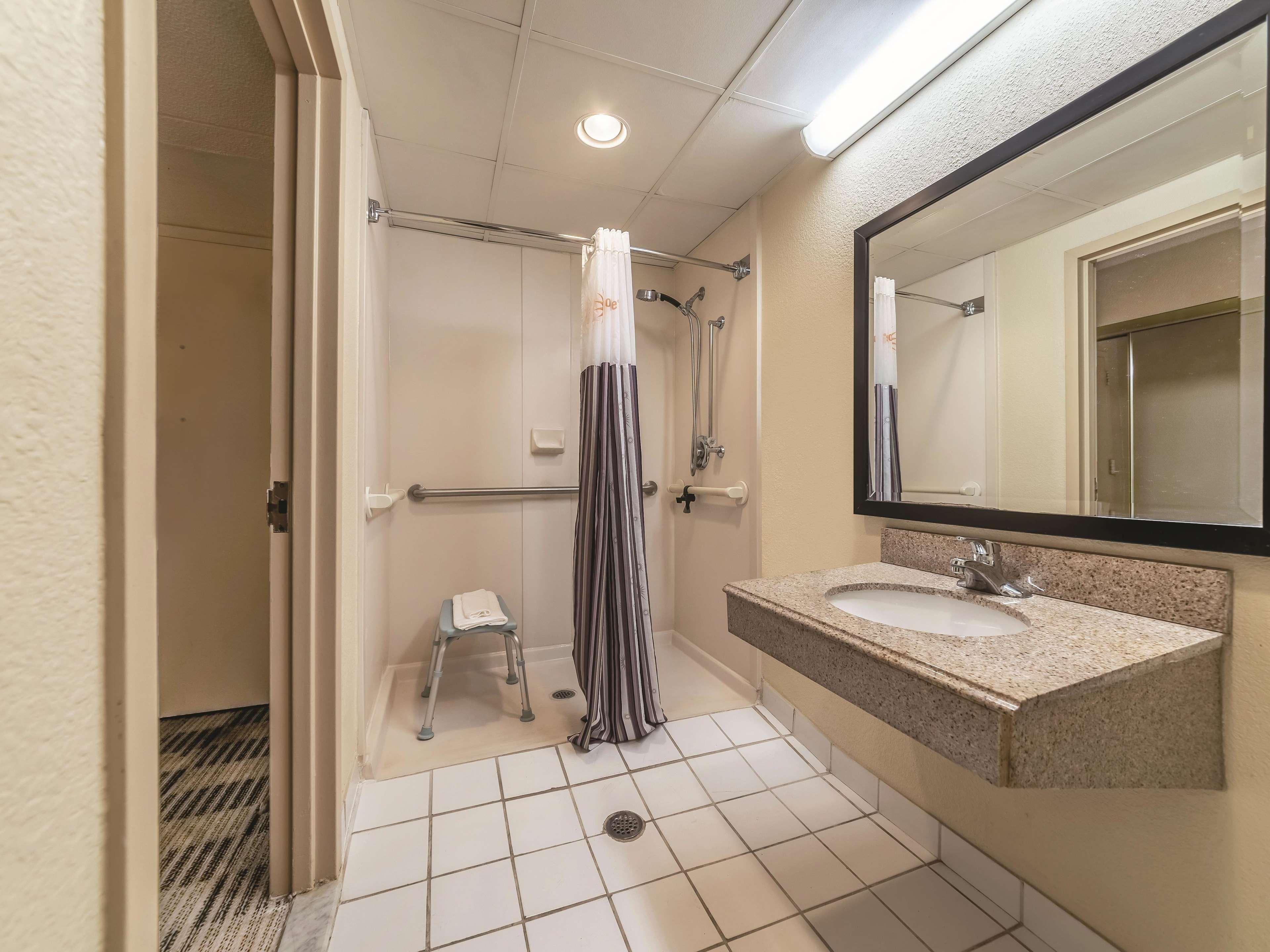 Ramada Inn By Wyndham Fairfield Nj Esterno foto