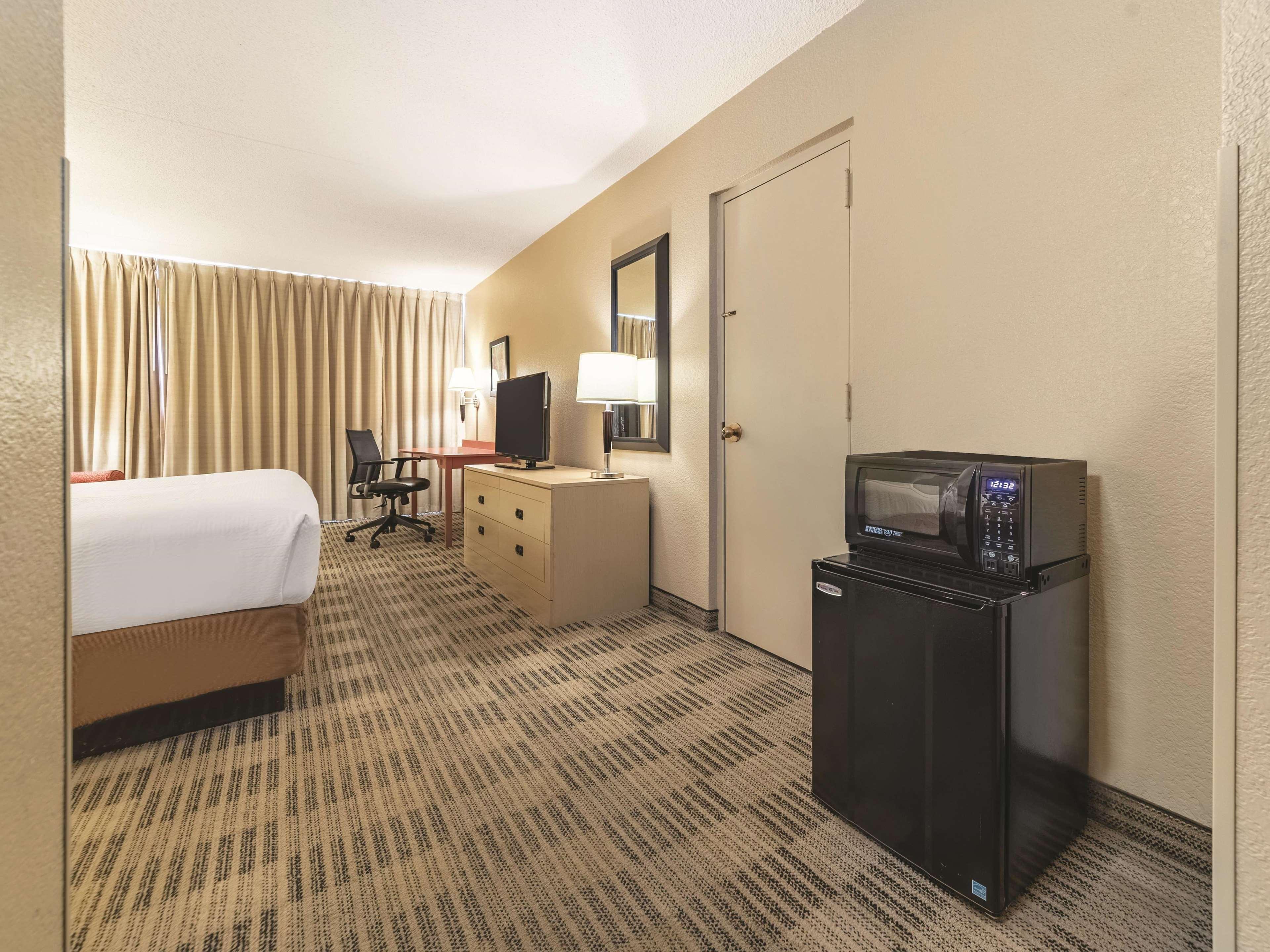 Ramada Inn By Wyndham Fairfield Nj Esterno foto