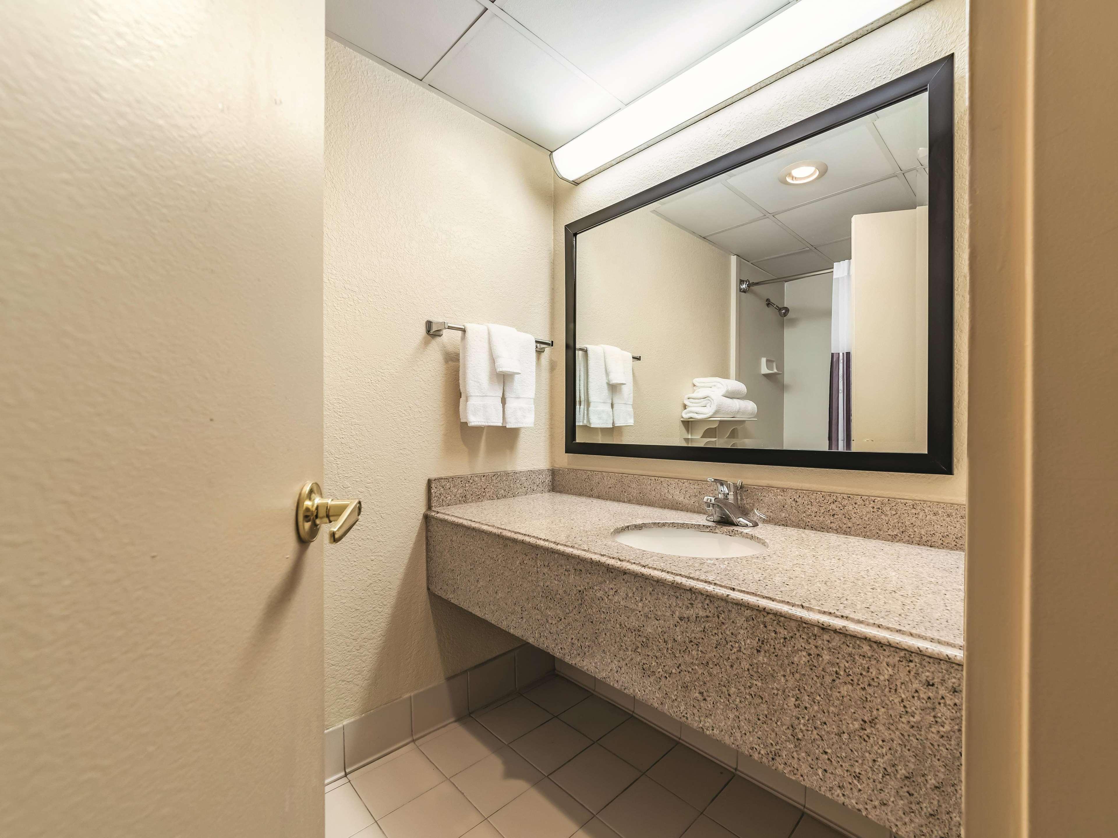 Ramada Inn By Wyndham Fairfield Nj Esterno foto