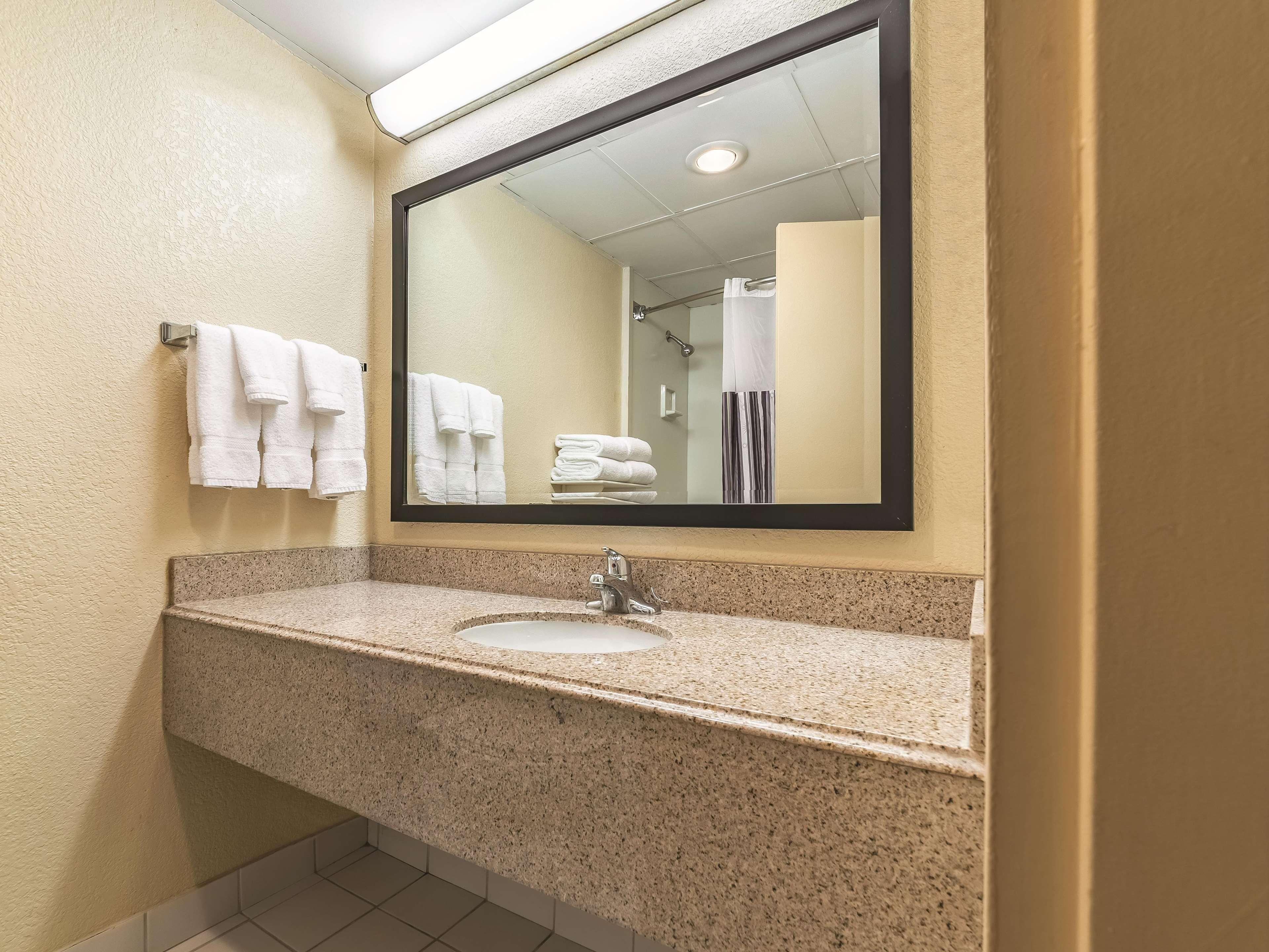 Ramada Inn By Wyndham Fairfield Nj Esterno foto