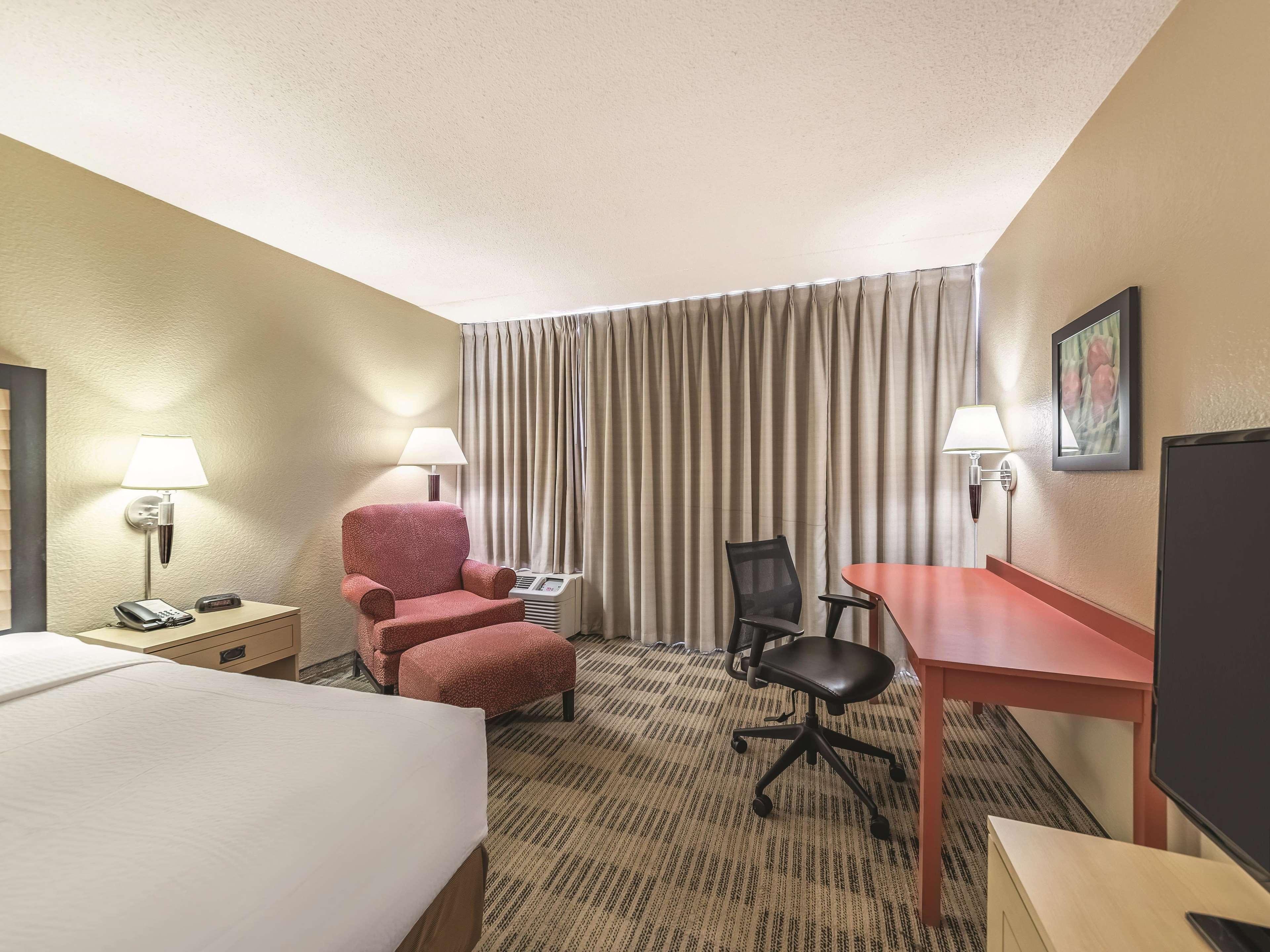 Ramada Inn By Wyndham Fairfield Nj Esterno foto