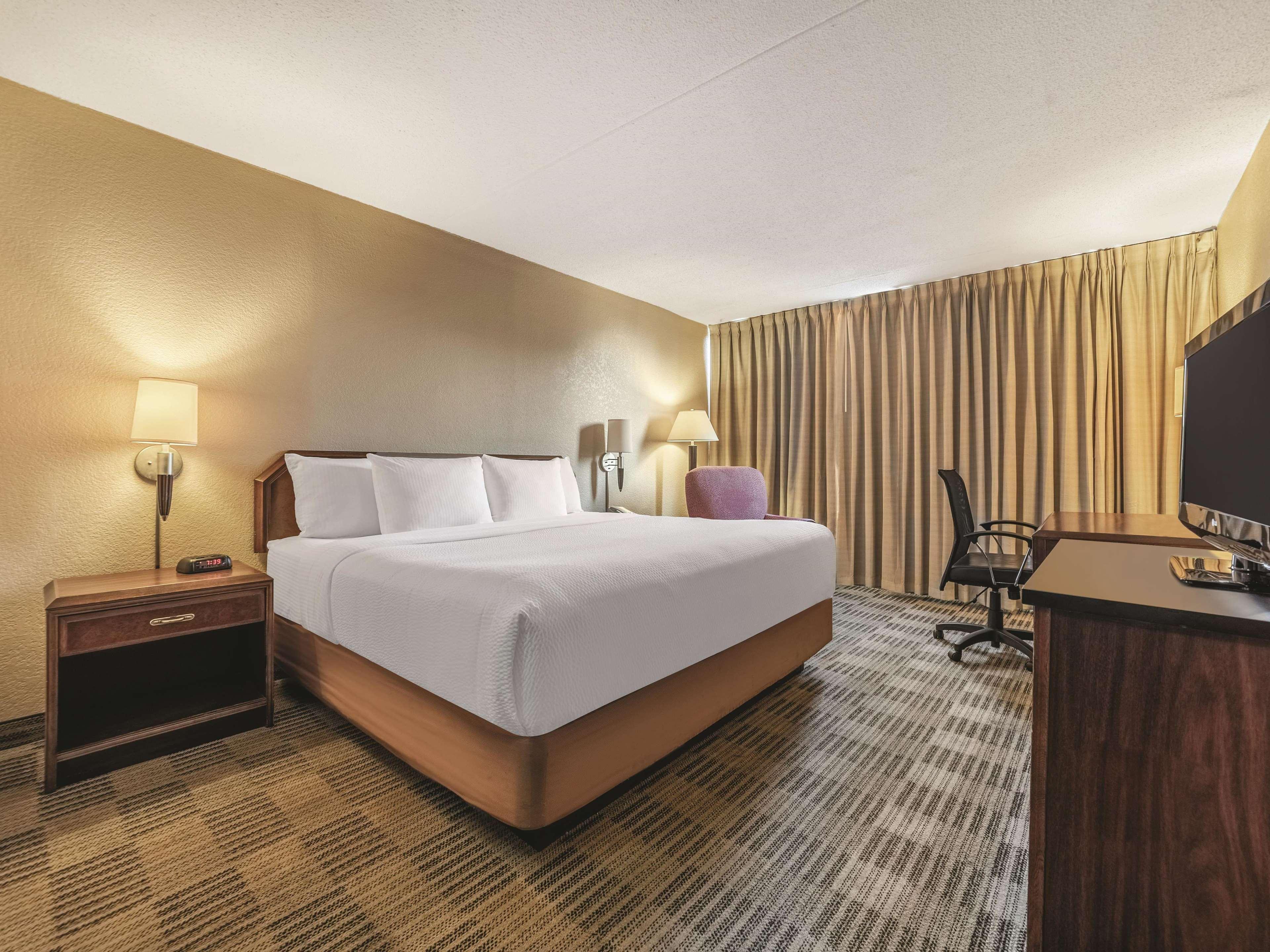 Ramada Inn By Wyndham Fairfield Nj Esterno foto