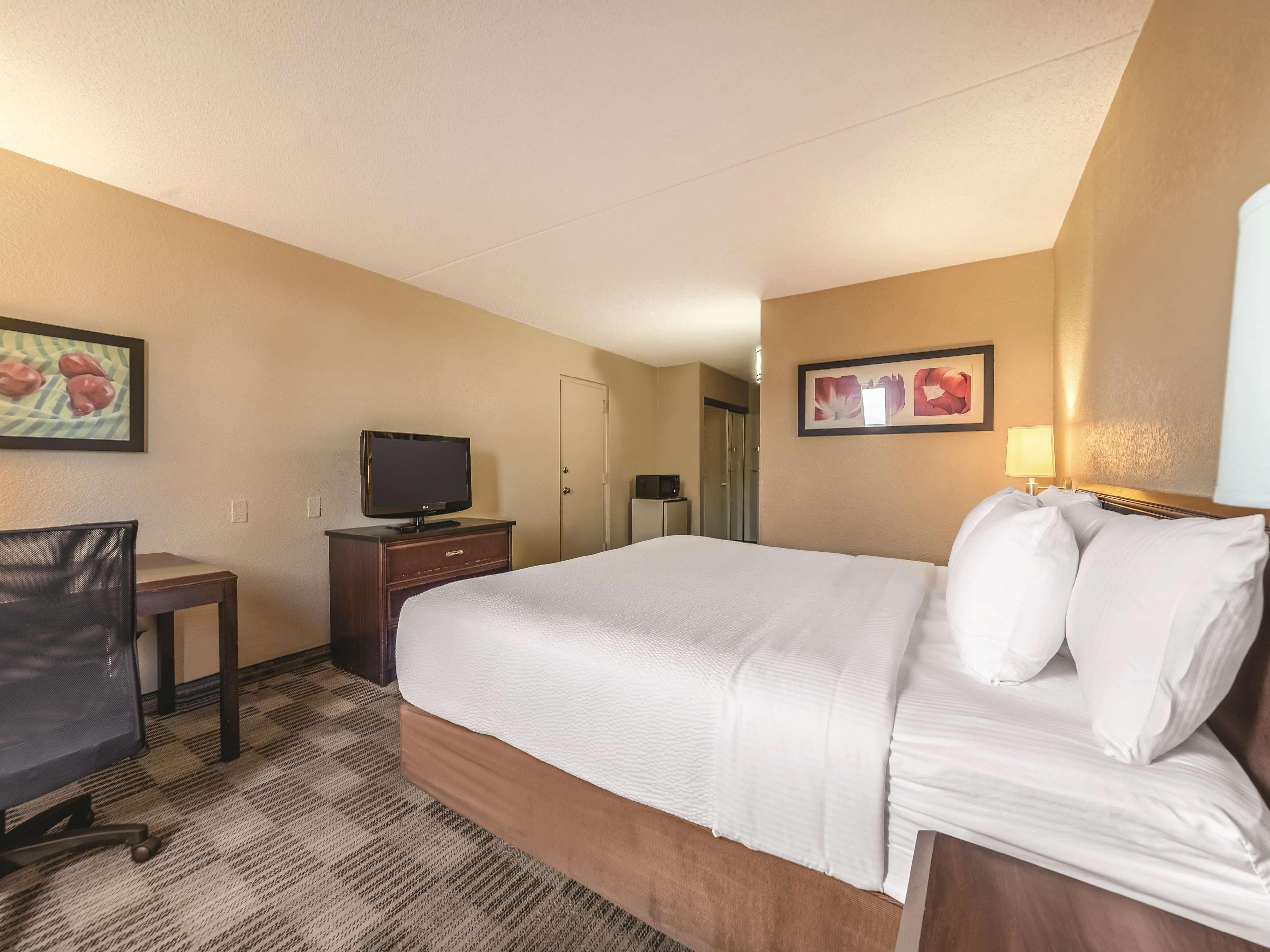 Ramada Inn By Wyndham Fairfield Nj Esterno foto