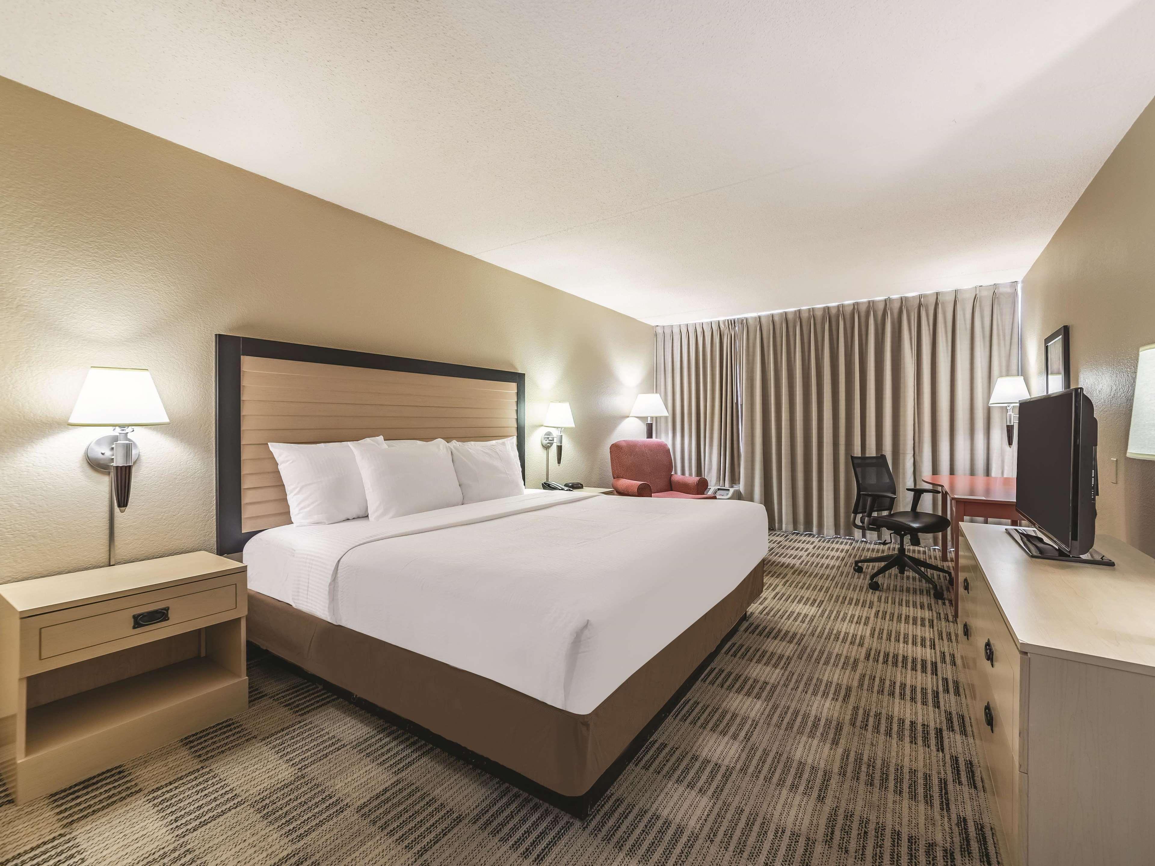 Ramada Inn By Wyndham Fairfield Nj Esterno foto