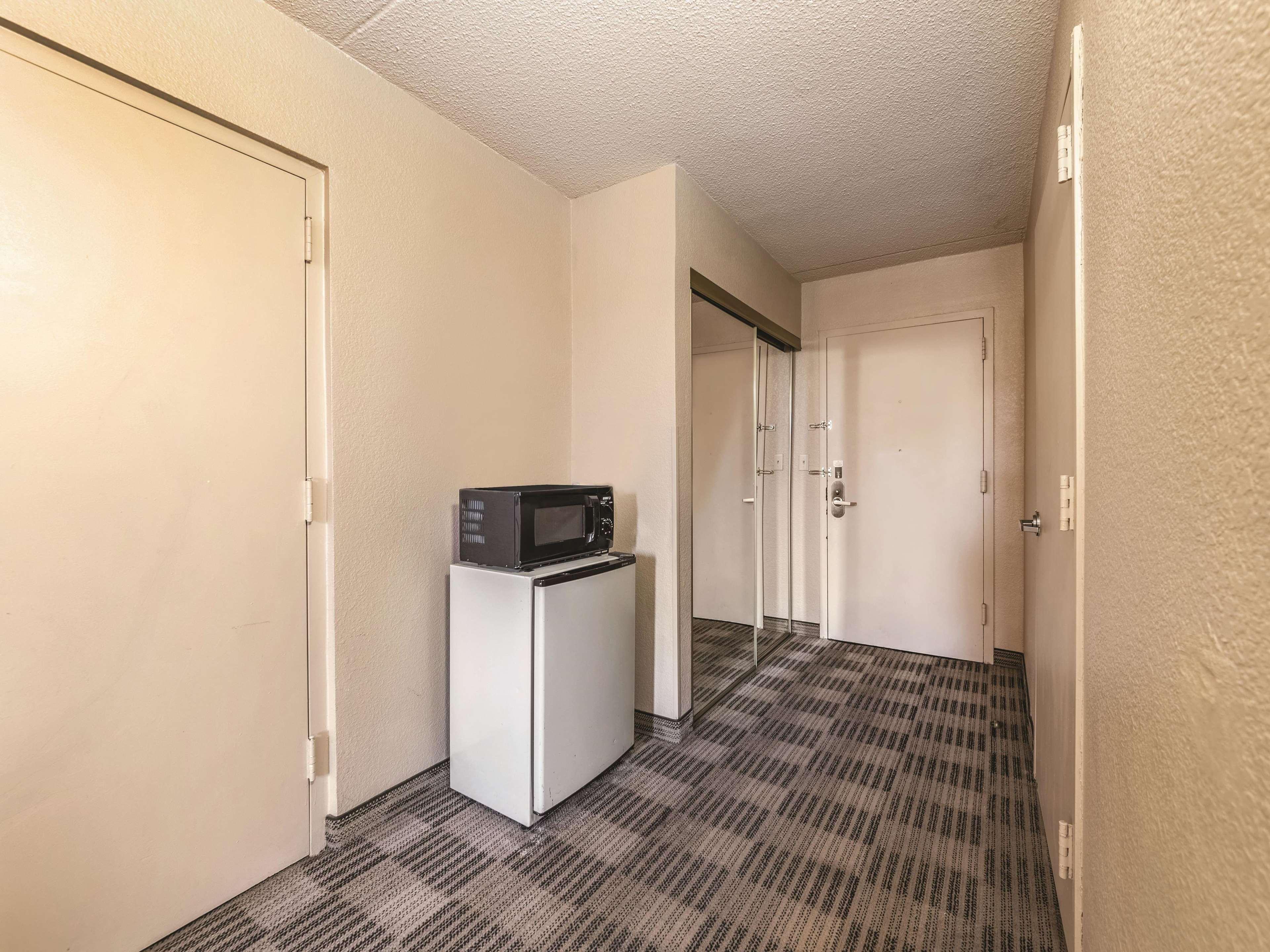 Ramada Inn By Wyndham Fairfield Nj Esterno foto
