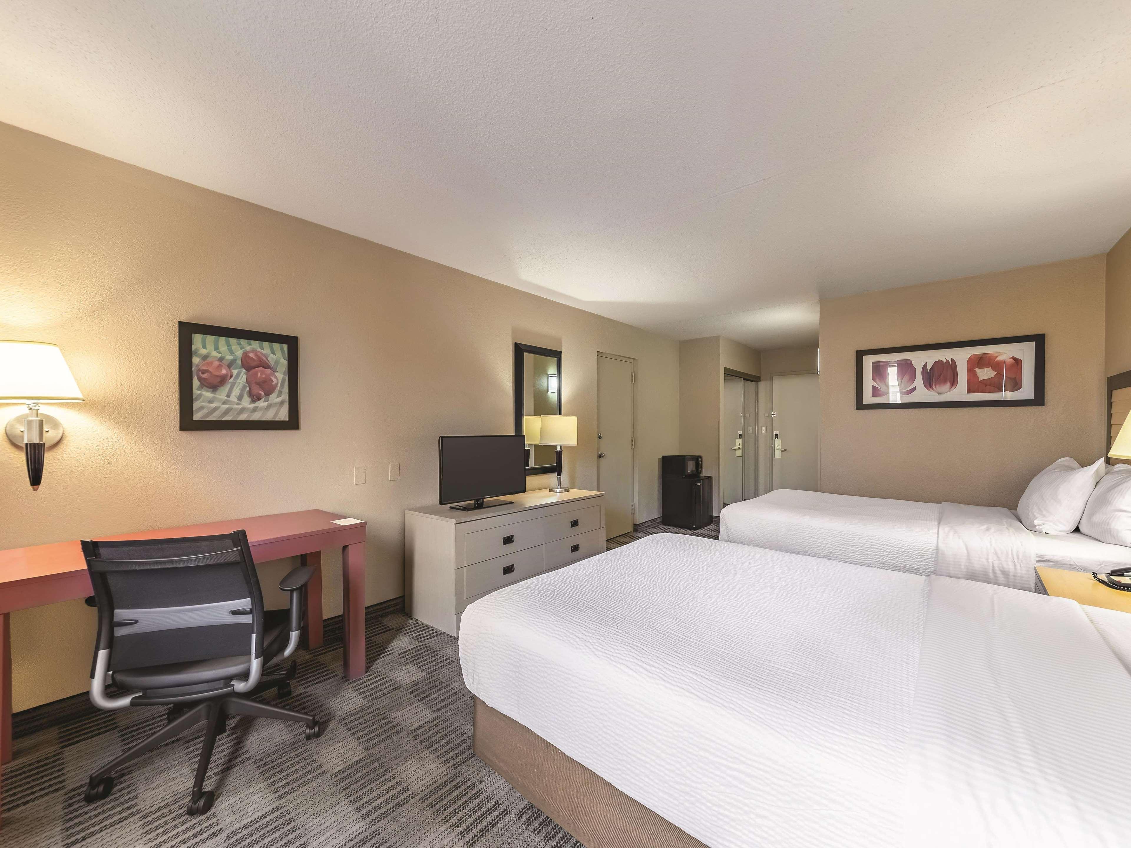 Ramada Inn By Wyndham Fairfield Nj Esterno foto