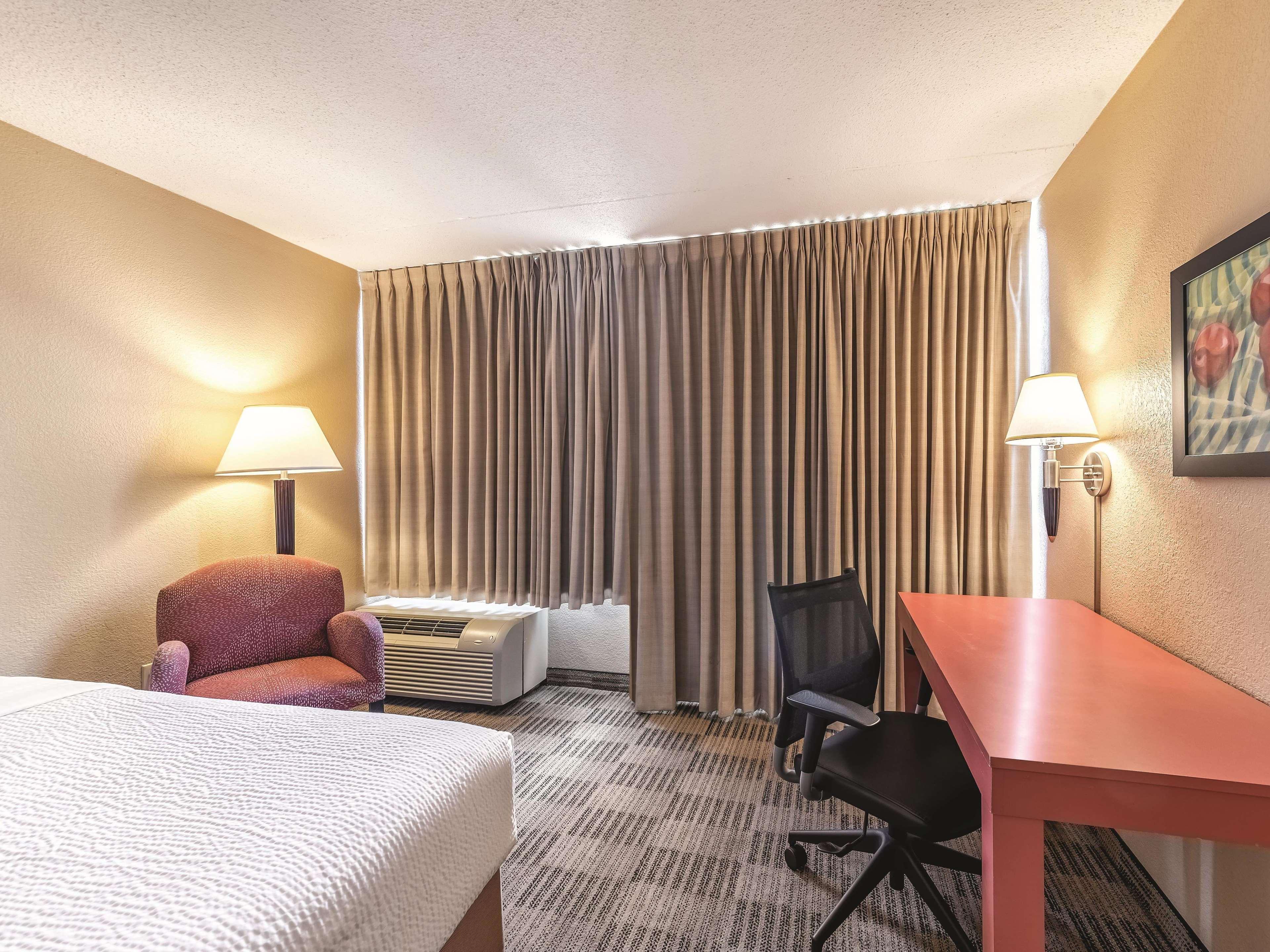 Ramada Inn By Wyndham Fairfield Nj Esterno foto