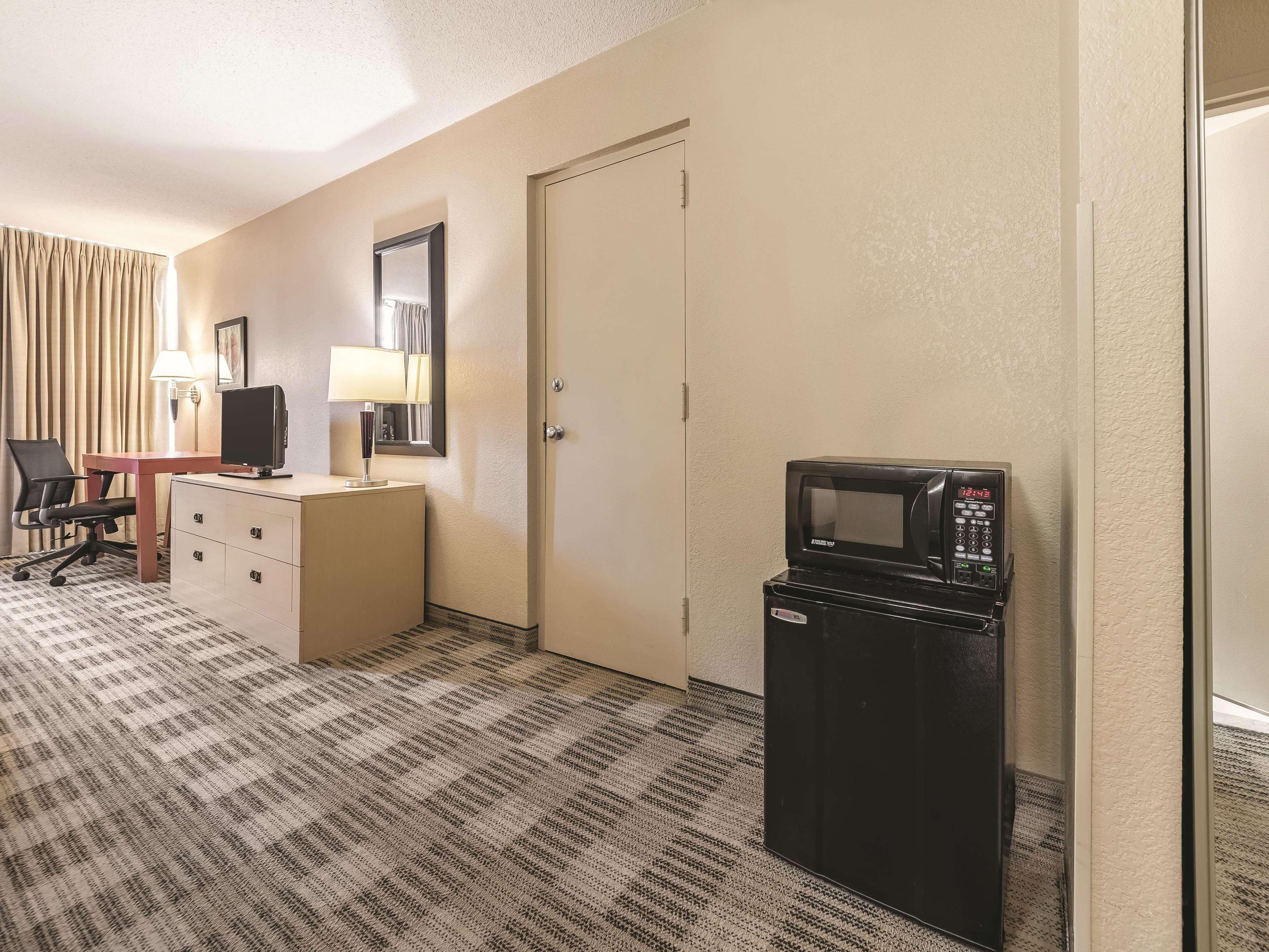 Ramada Inn By Wyndham Fairfield Nj Esterno foto