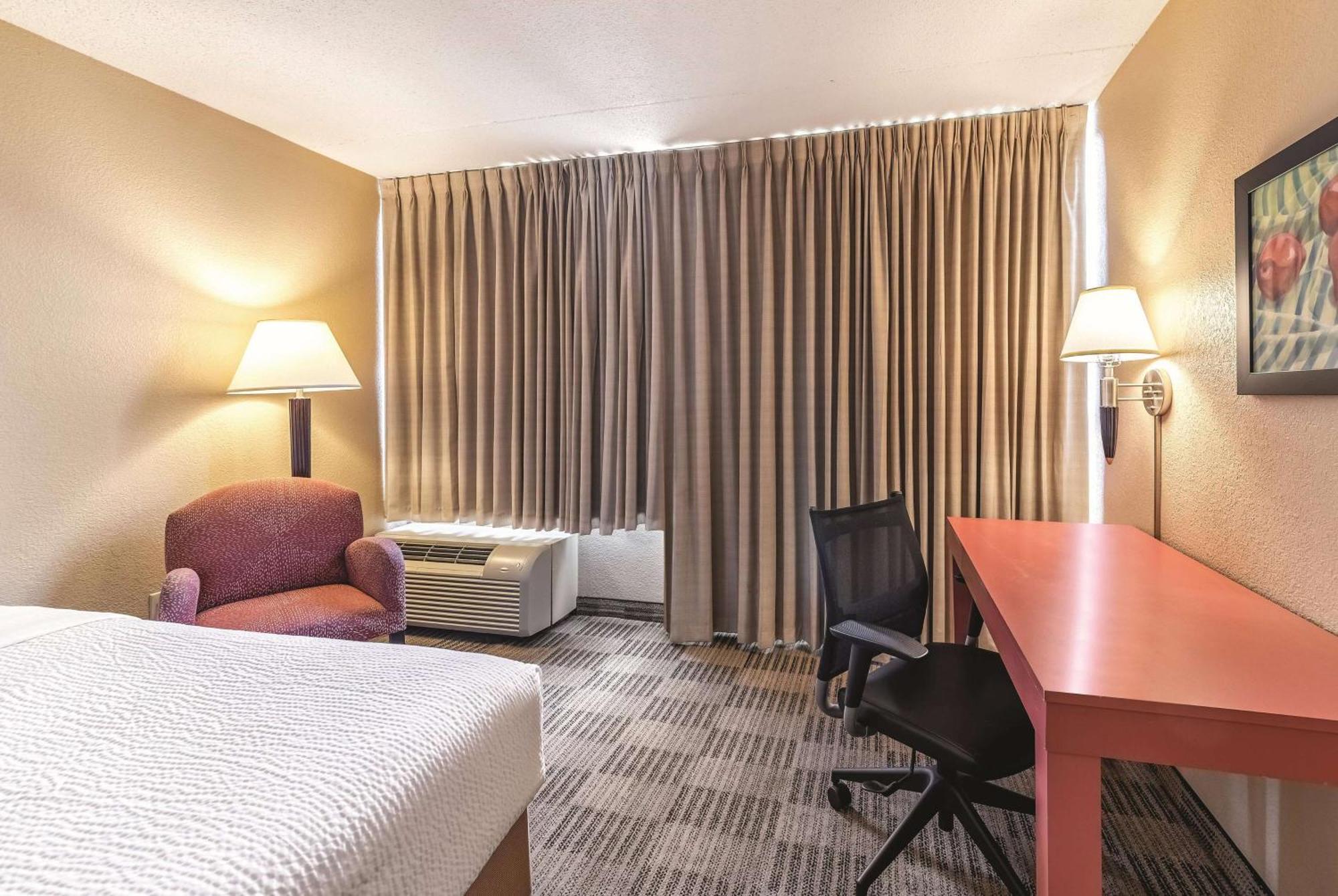 Ramada Inn By Wyndham Fairfield Nj Esterno foto