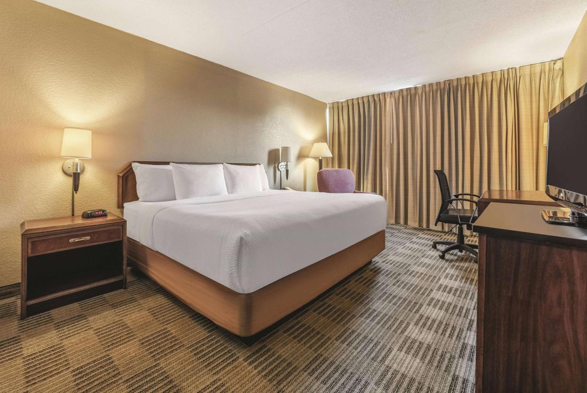 Ramada Inn By Wyndham Fairfield Nj Esterno foto