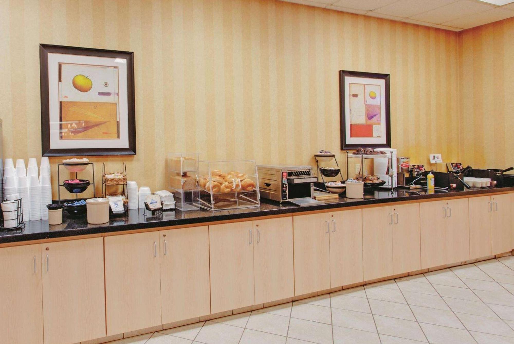 Ramada Inn By Wyndham Fairfield Nj Esterno foto