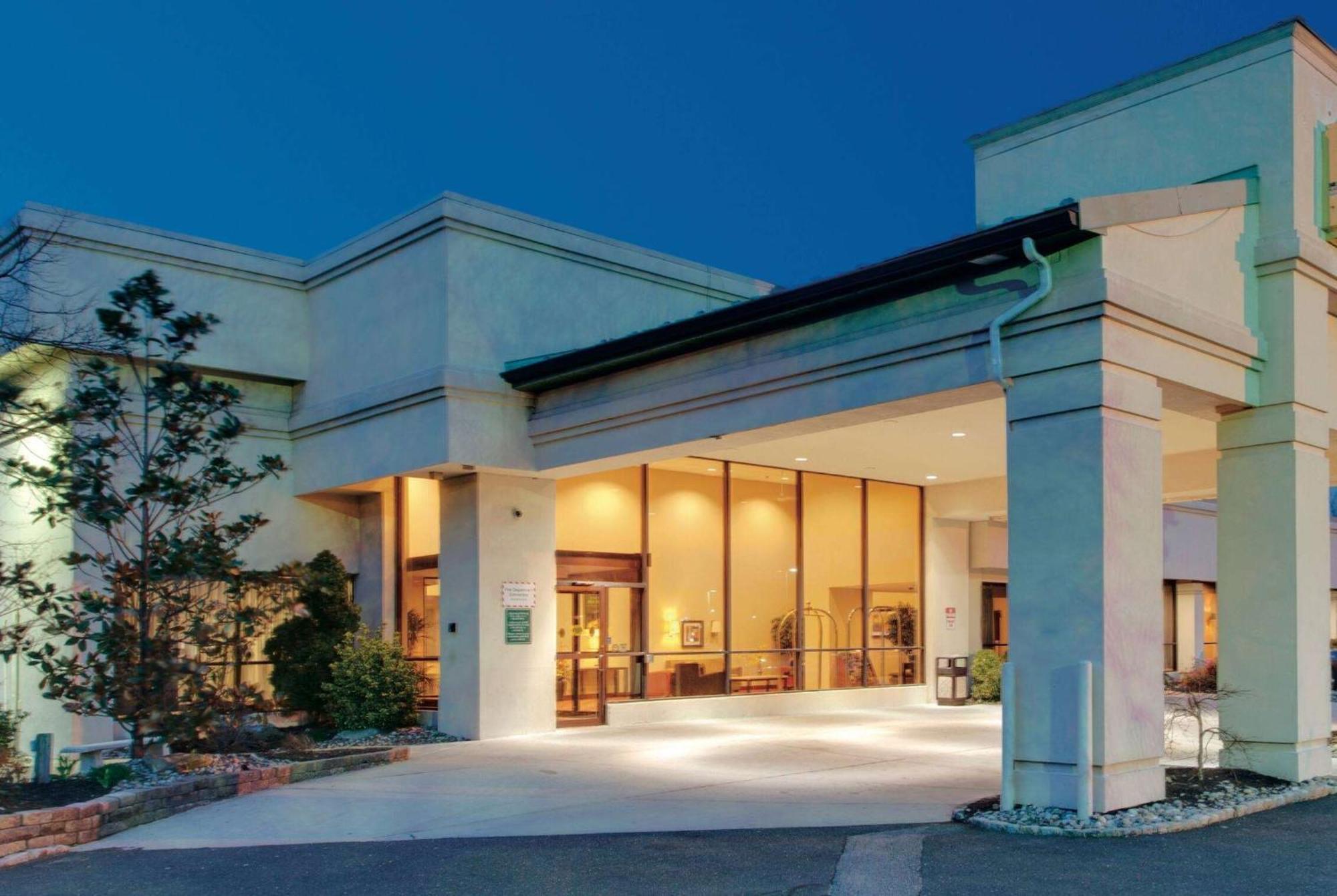 Ramada Inn By Wyndham Fairfield Nj Esterno foto