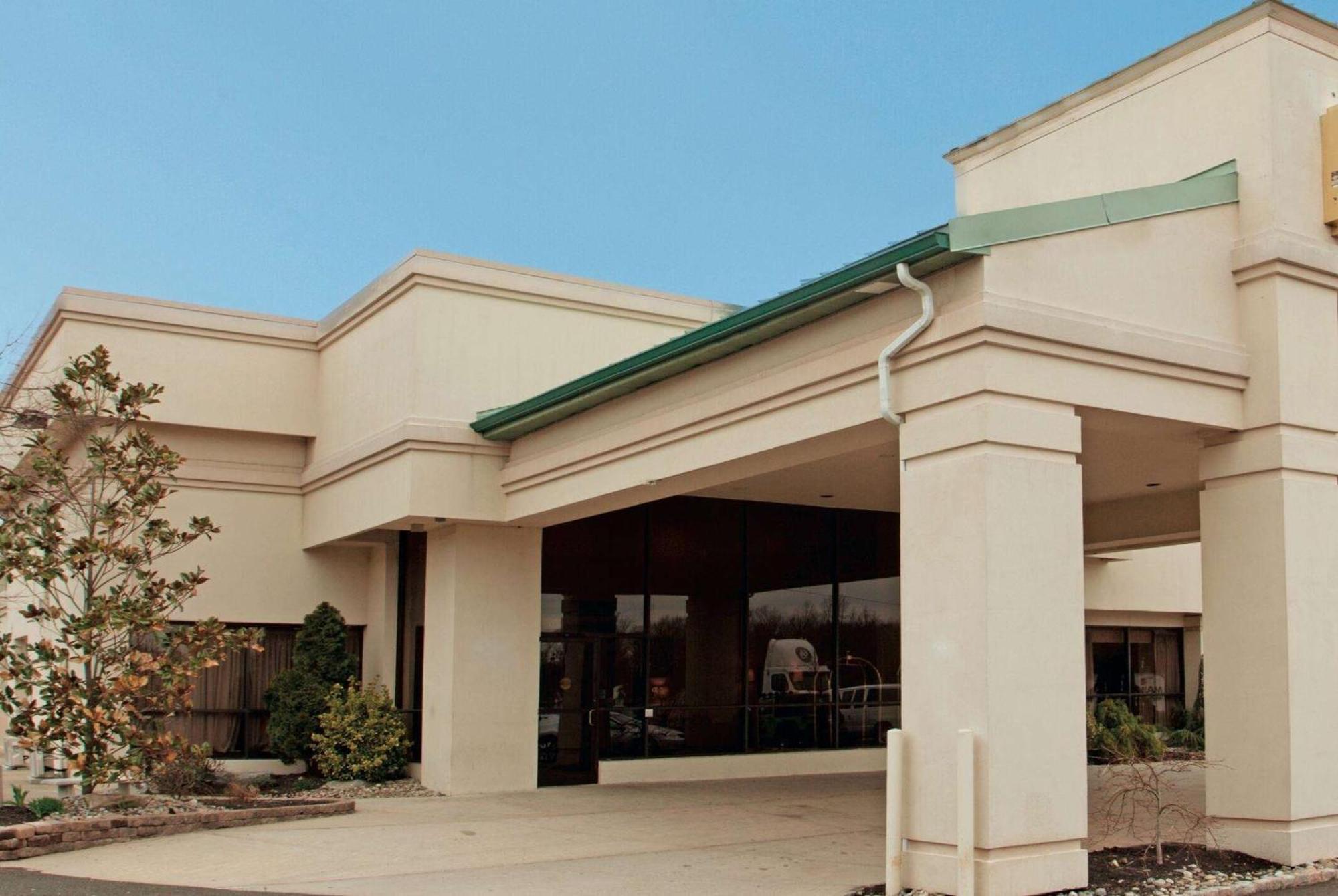 Ramada Inn By Wyndham Fairfield Nj Esterno foto