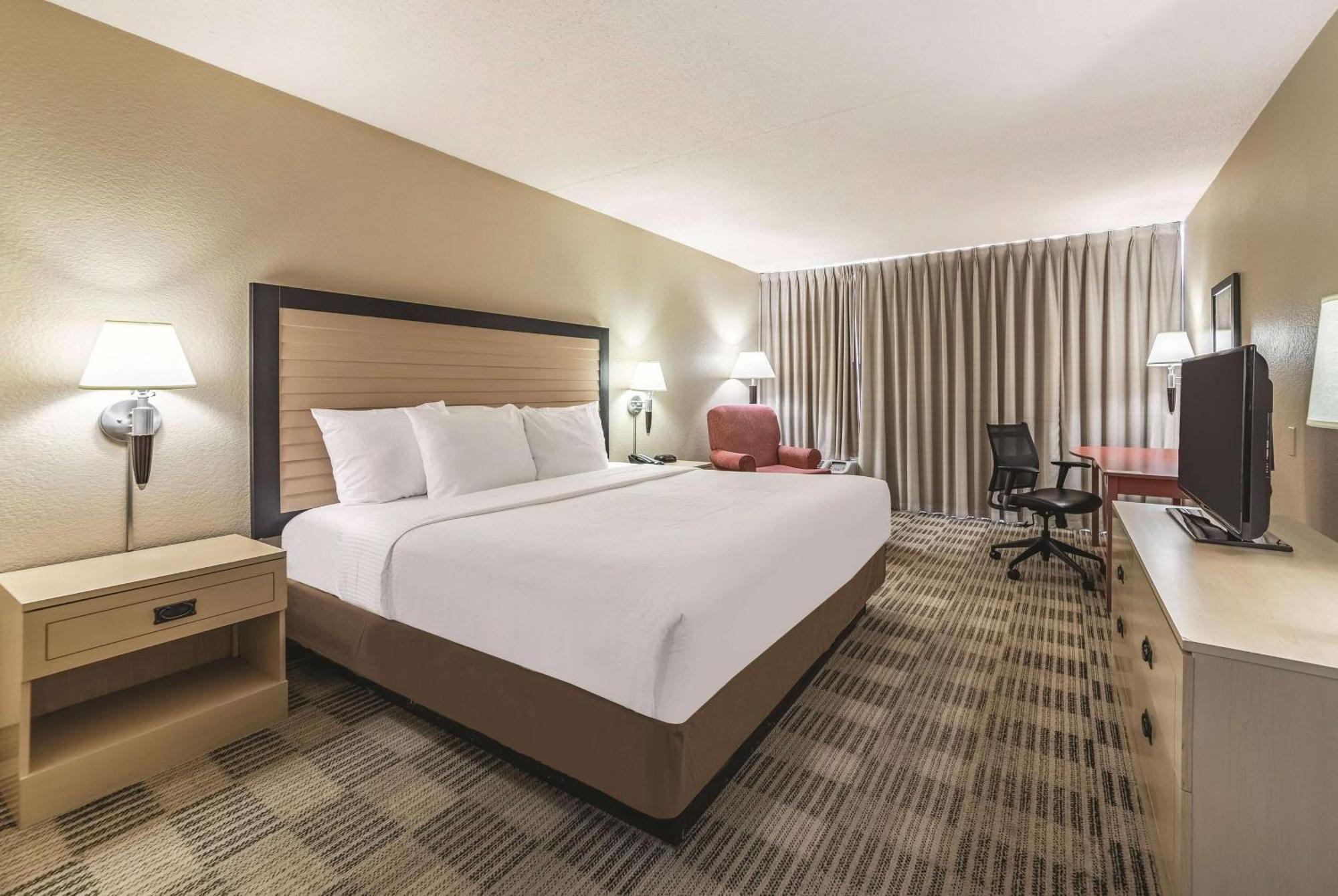 Ramada Inn By Wyndham Fairfield Nj Esterno foto