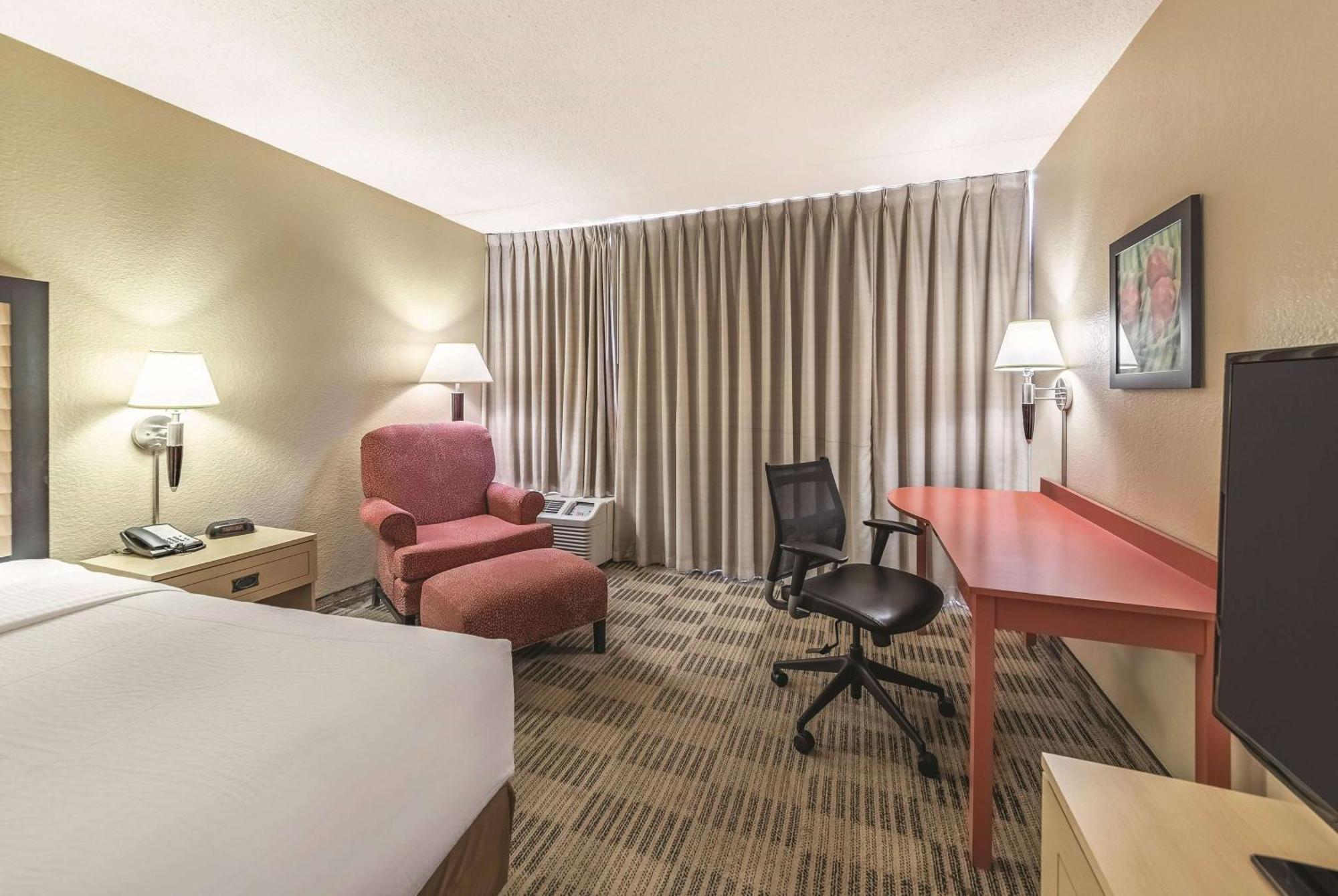 Ramada Inn By Wyndham Fairfield Nj Esterno foto