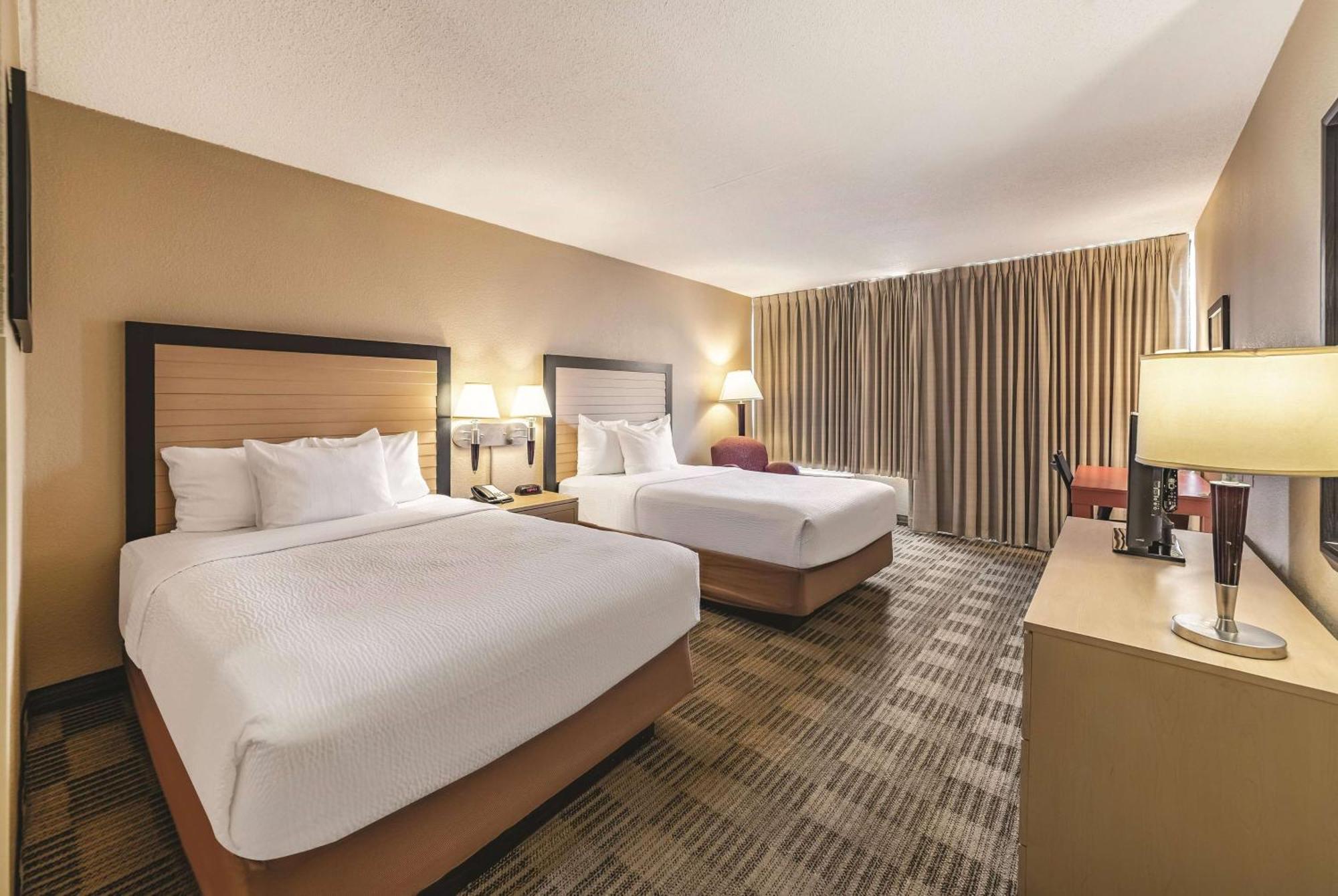 Ramada Inn By Wyndham Fairfield Nj Esterno foto
