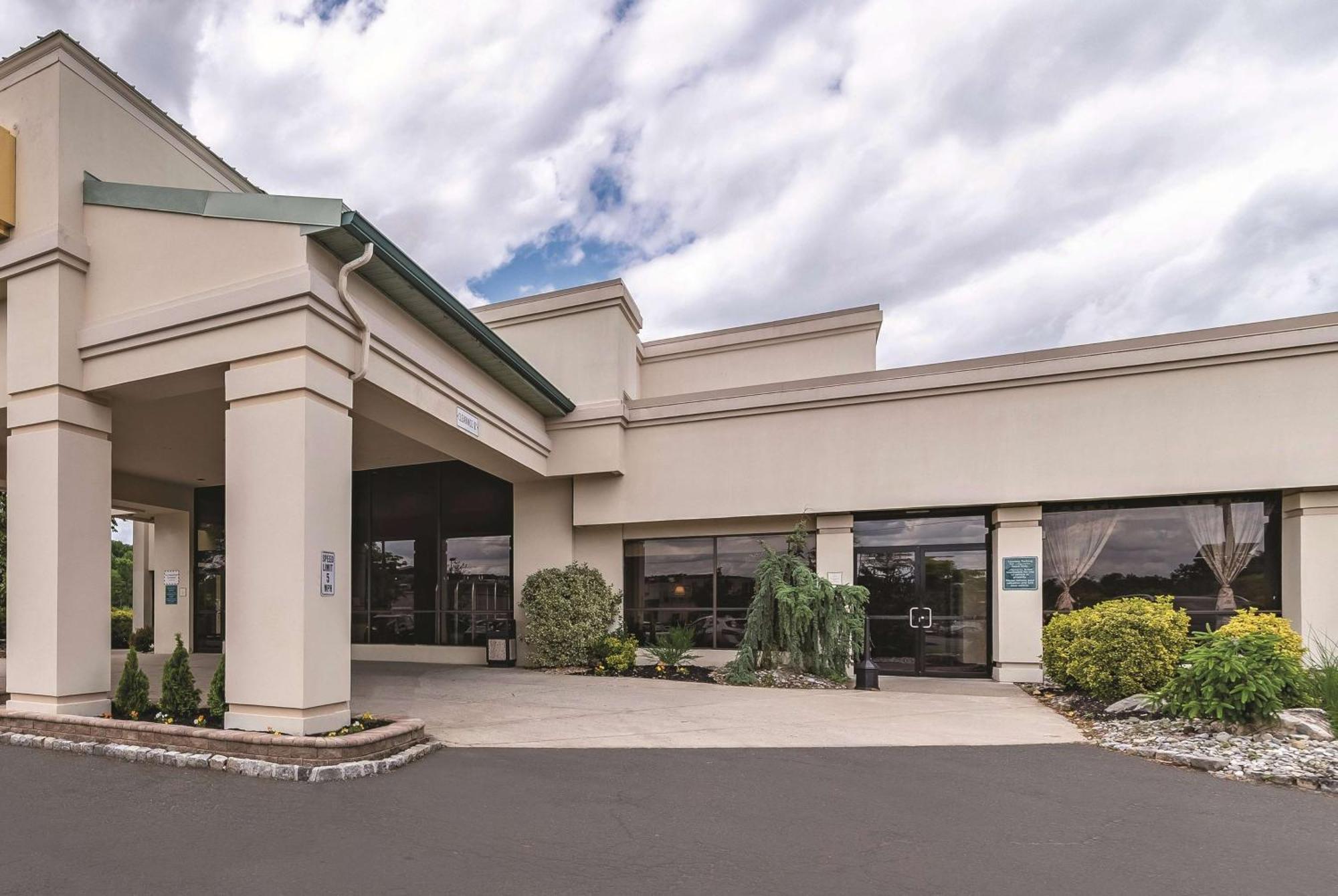 Ramada Inn By Wyndham Fairfield Nj Esterno foto