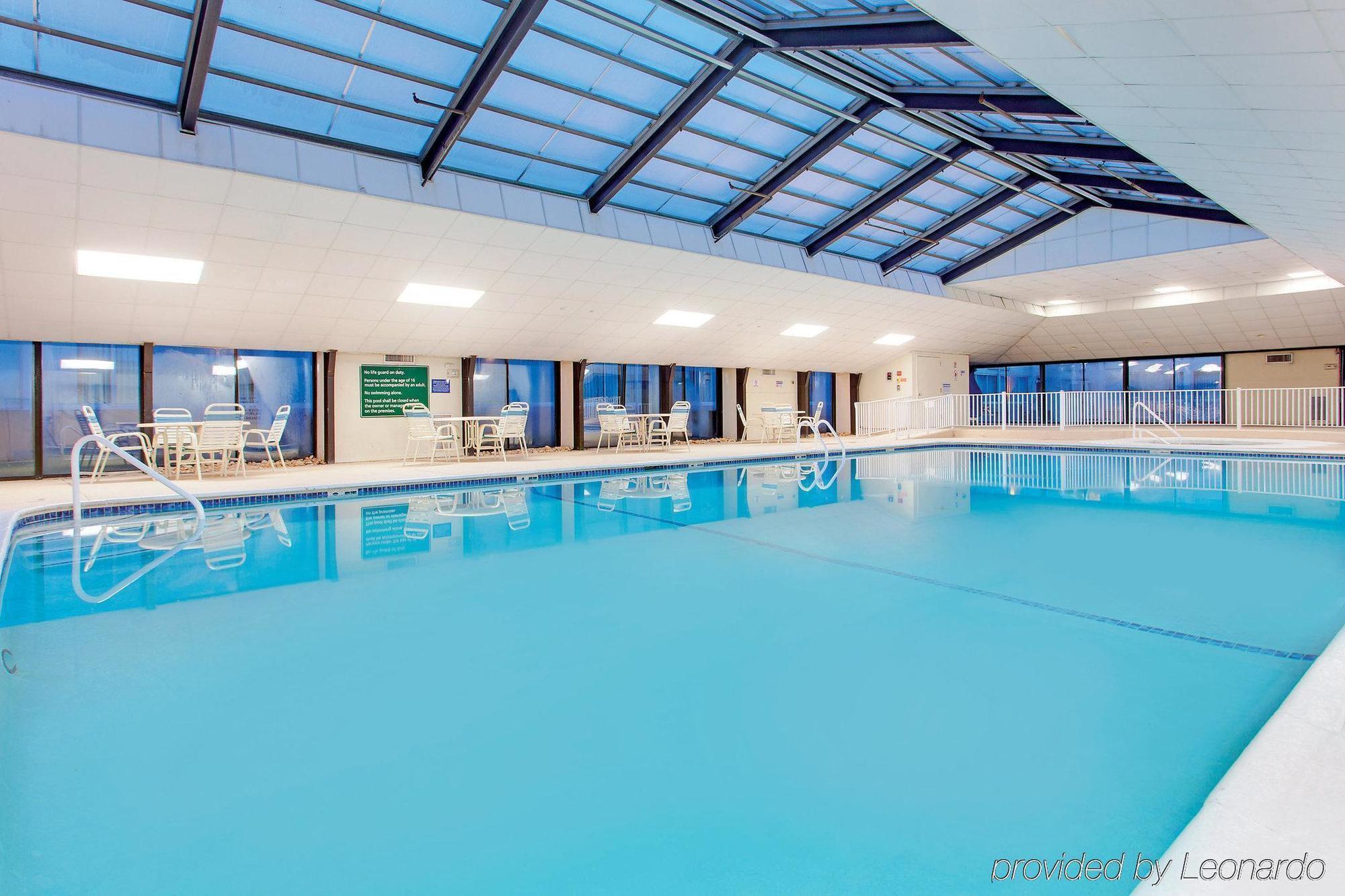 Ramada Inn By Wyndham Fairfield Nj Esterno foto