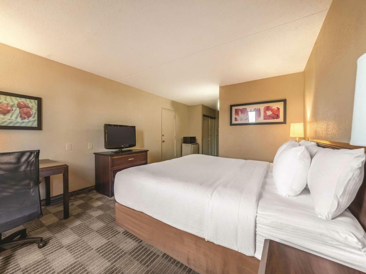 Ramada Inn By Wyndham Fairfield Nj Esterno foto